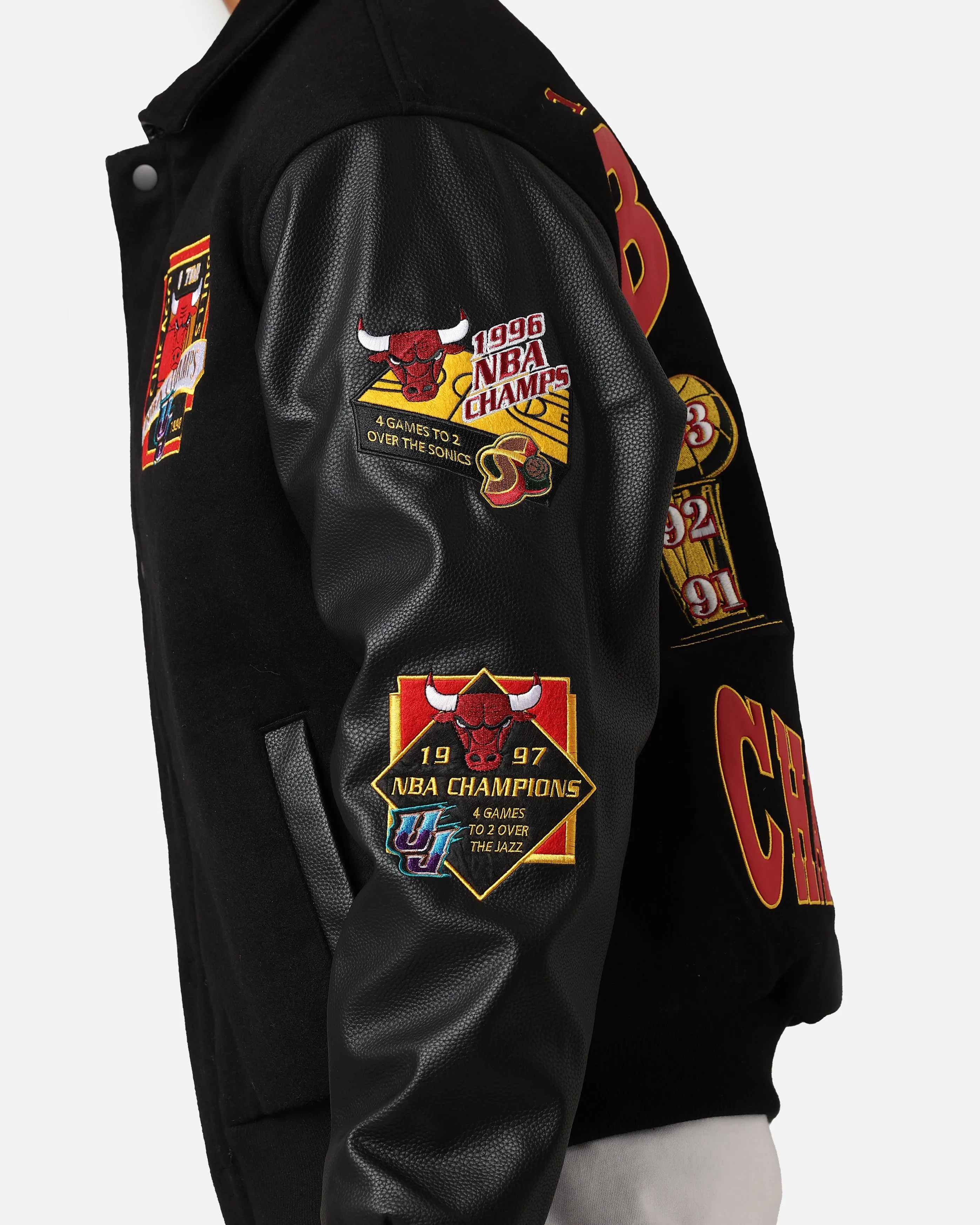 Mitchell & Ness Chicago Bulls Dynasty Jacket Black